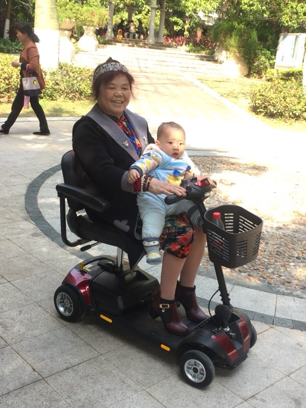 开天乐老年代步车，带您走出室外，亲近大自然