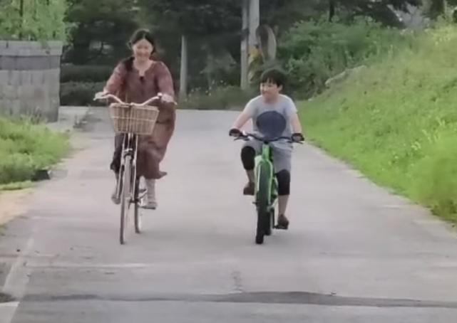 49岁李英爱带孩子玩，9岁龙凤胎身高到妈妈肩膀，女儿可爱漂亮