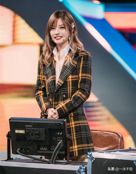 她人美心善演技好，讲话幽默不油腻，情商比杨