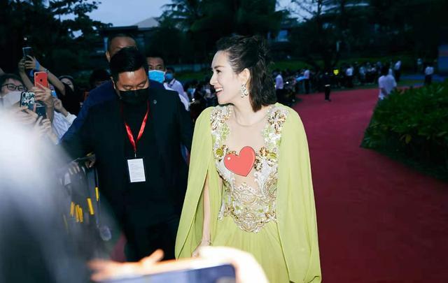 章子怡抱胖儿子下车被累垮！戴粉帽子好少女，