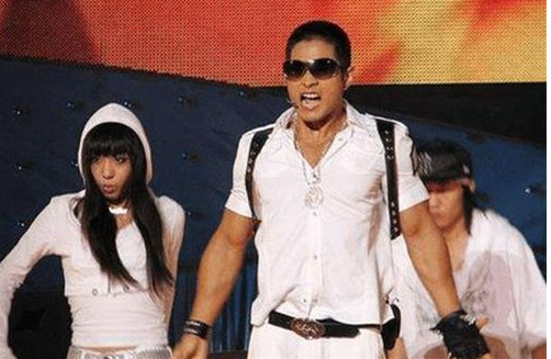 被永久封杀的韩国男星，一生不得回到韩国，无奈定居中国低调赚钱