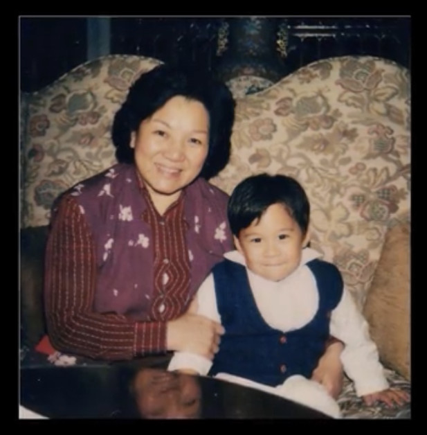 霍启刚抱女儿坐地铁感受生活，三岁霍中妍越长越美太像奶奶朱玲玲