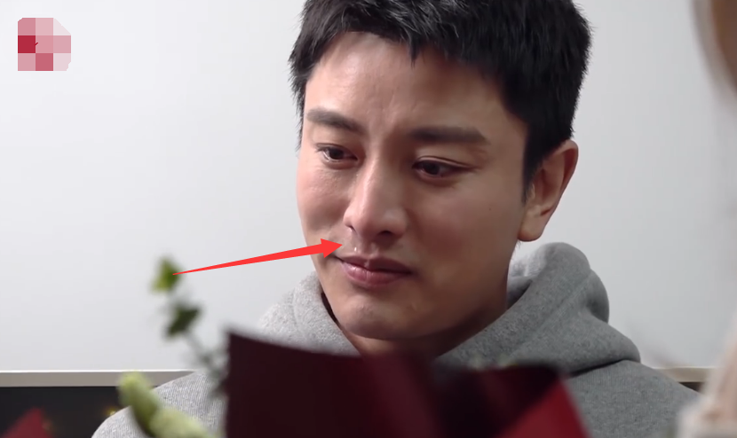 目睹别人求婚，贾乃亮悲喜交加掩面而泣，你值得拥有更好的幸福