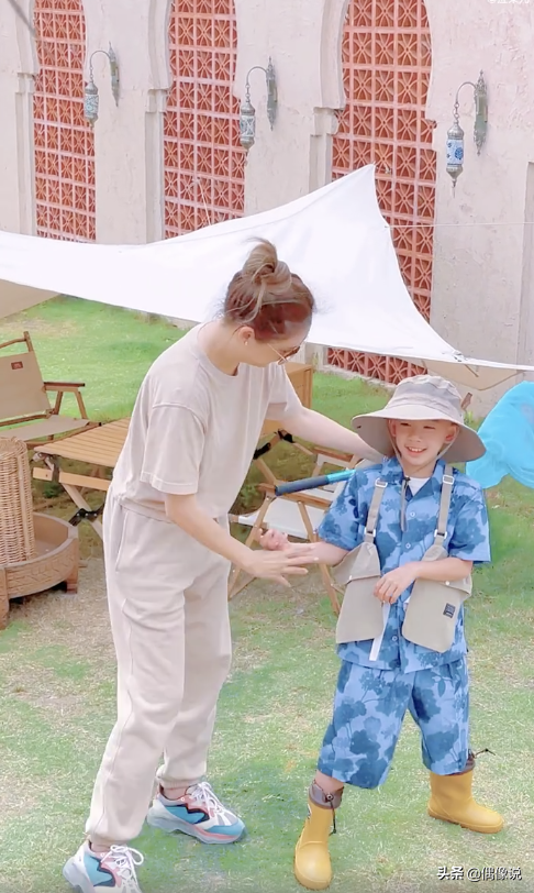 8岁jasper出镜《披荆斩棘》为陈小春庆生，用词贴心，一碗水端平