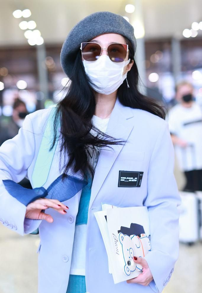 范冰冰不愧是“时尚女王”，紫色西装配针织裤