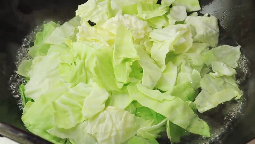 炒包菜，直接下锅出水又变色，多加1步，包菜鲜嫩爽脆，比肉还香