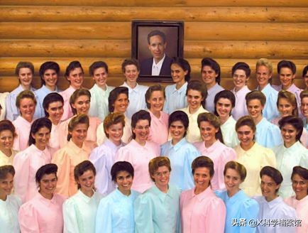 拥有27个妈妈，150个兄弟姐妹，18岁男孩公开揭露“邪教”家庭