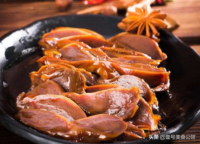 Teach you at home to make delicious braised duck gizzards, it can be done in 3 simple steps, a good cold meat