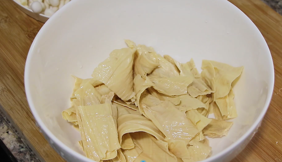 最近很火的腐竹新做法，腐竹里打入2個雞蛋，出鍋一刻饞壞全家人