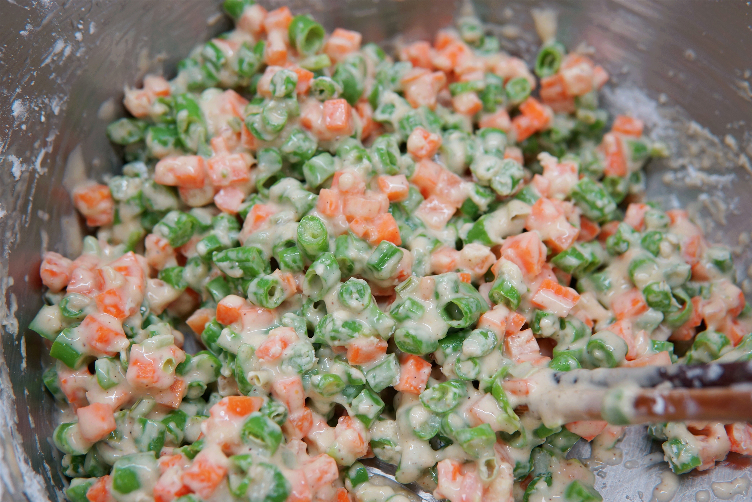 夏天，豆角和胡萝卜是绝配，蒸好蘸点料汁，一口一个，吃着真香