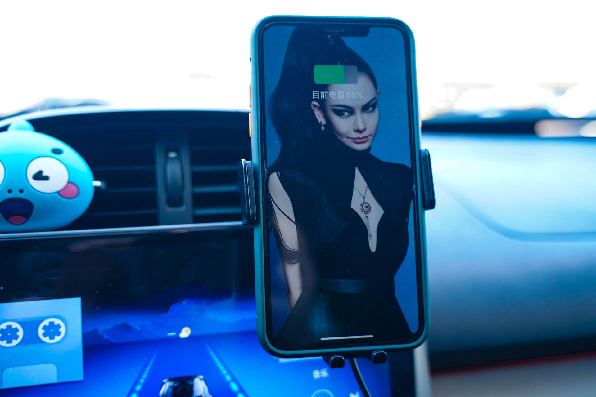 张弛有度，15W快充入手MOMAX摩米士车载无线充电手机支架