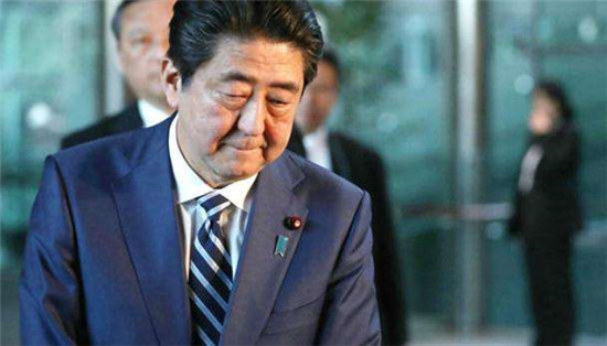 日本上演内斗，安倍谋求“三进宫”后，曾忠心不二的菅义伟出手了