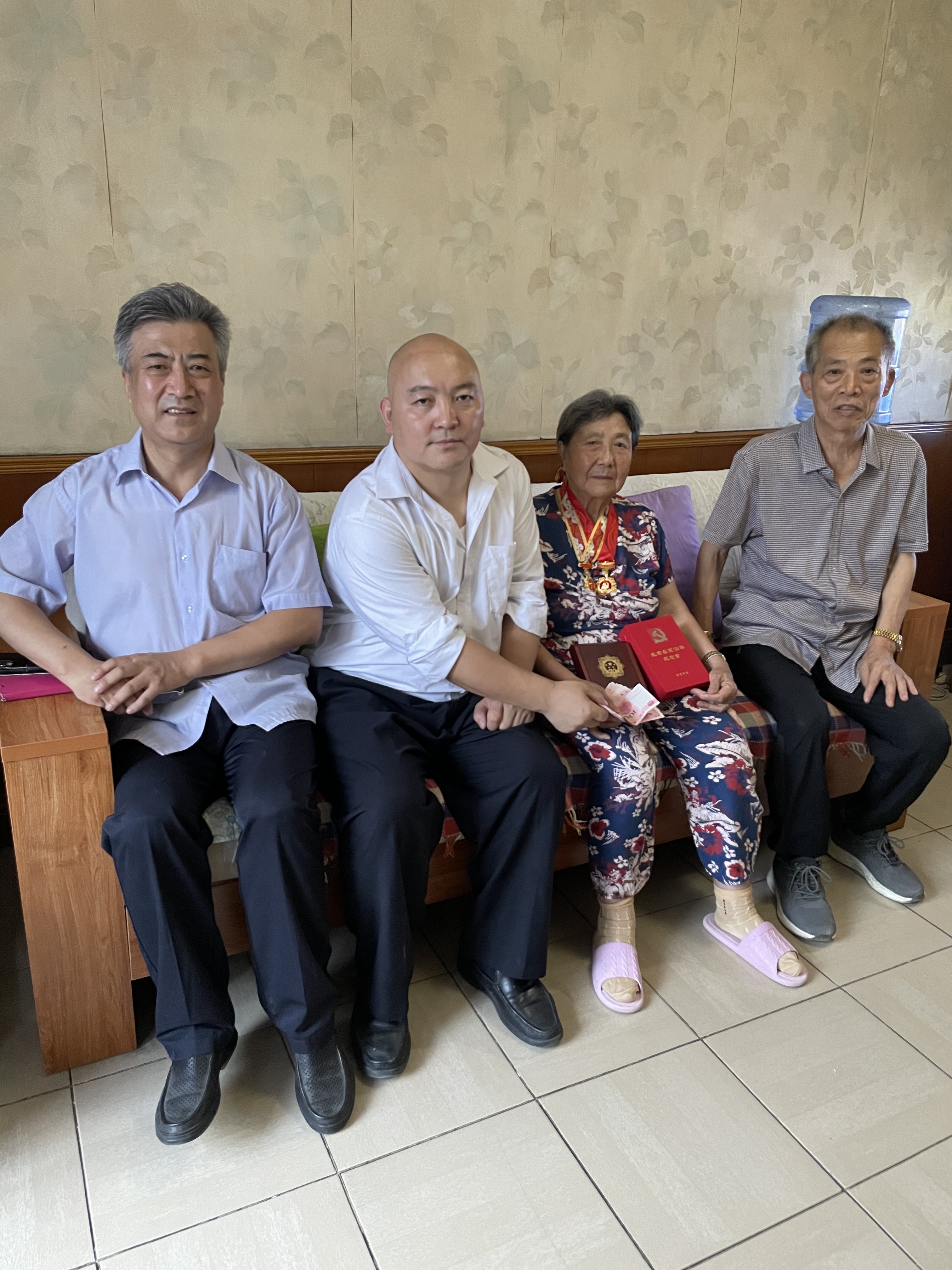 七一前民營企業少華集團高董、譚又鋮等愛心人士看望抗戰老兵
