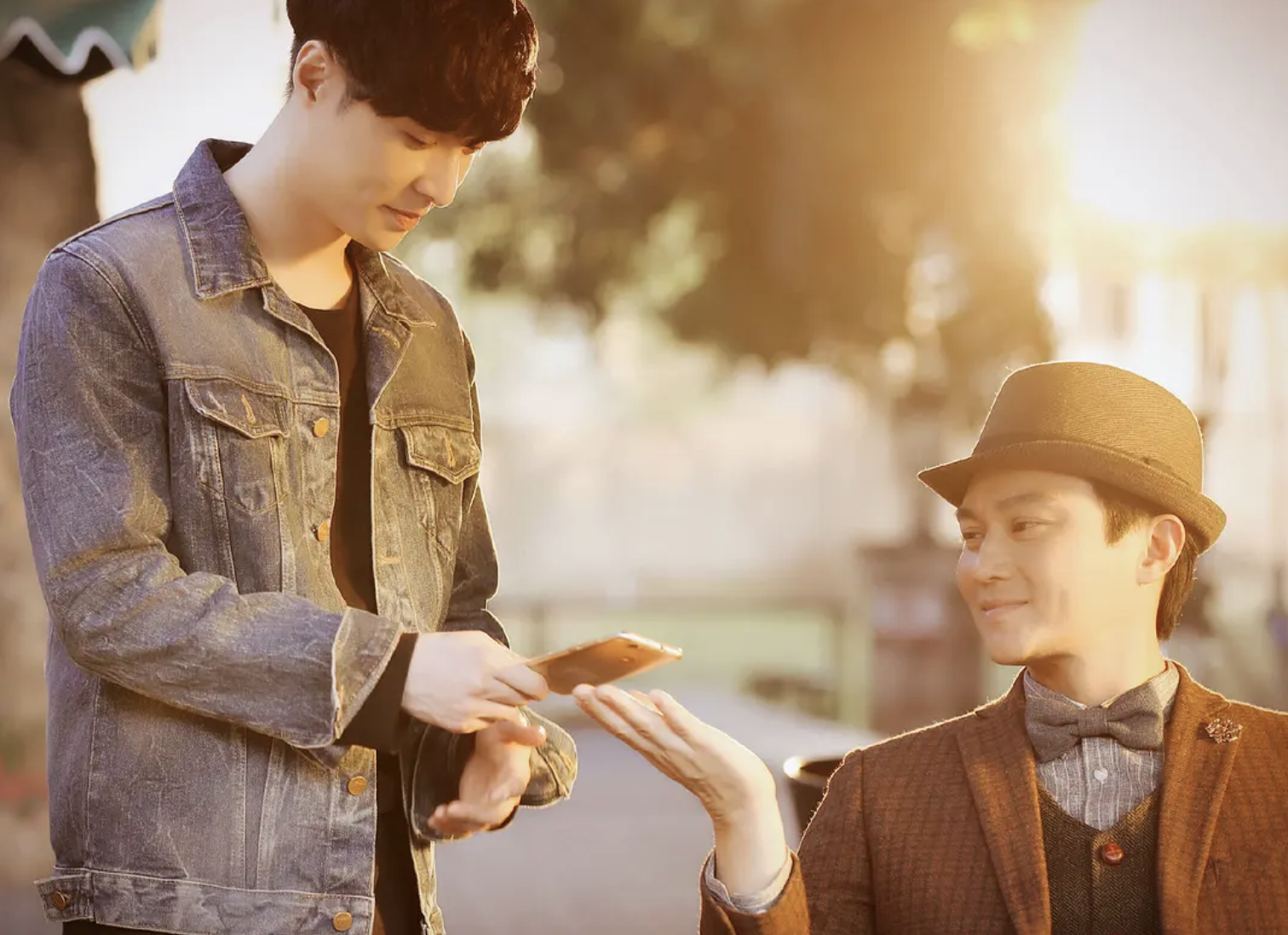 张智霖夫妇偶遇张艺兴，三人合影留念，无滤镜下袁咏仪素颜显沧桑