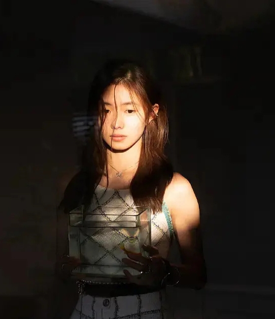 新谋女郎又被嘲？“出道”仅3天登顶级杂志，却遭评像某宝模特