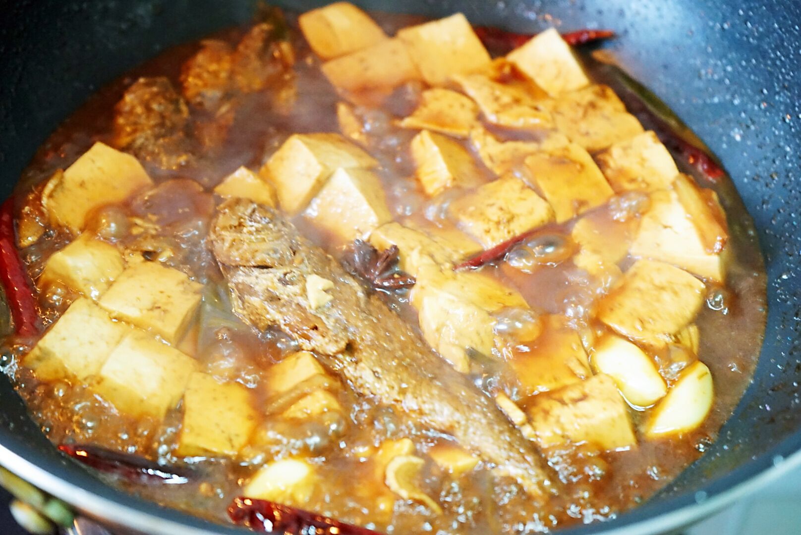 Small yellow croaker stewed with tofu, this way of eating fish bones are crispy, and there is no leftover in the soup after bibimbap, so children can eat it without worry