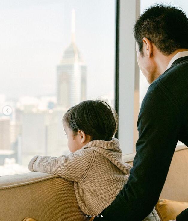 郑嘉颖一家四口拍全家福过节，四个月弟弟眼睛比哥哥还大颜值超高