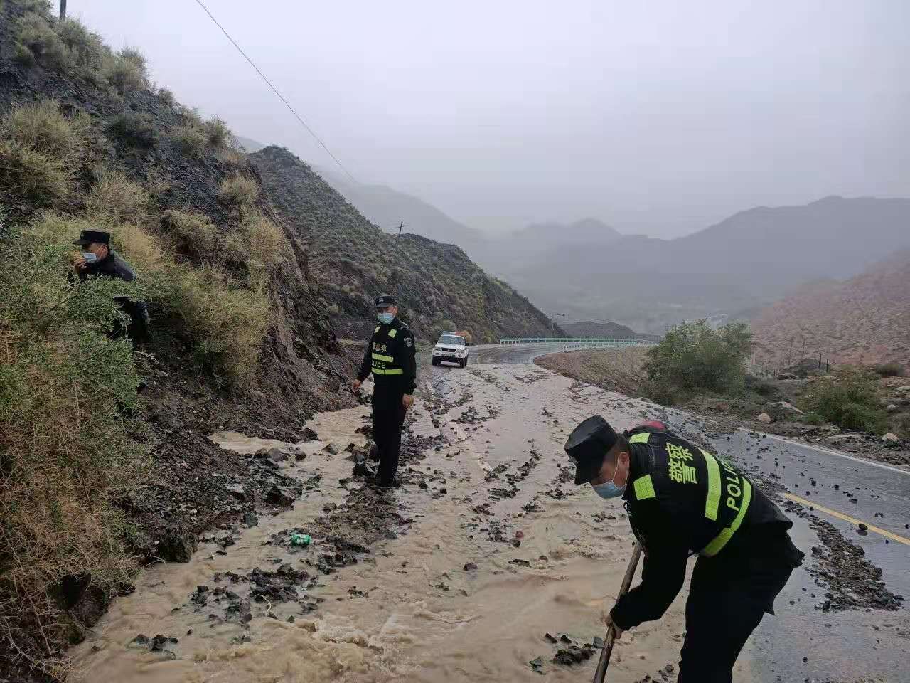 新疆和硕：雨天塌方道路受阻 民警冒雨排险护民安