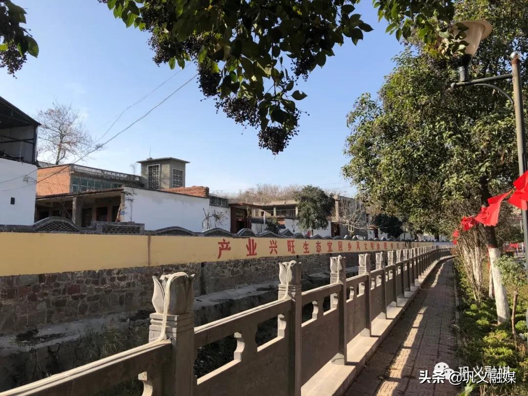 这,就是巩义市米河镇米北村,灯笼上写着"巩东古镇",灯杆上挂着红灯笼