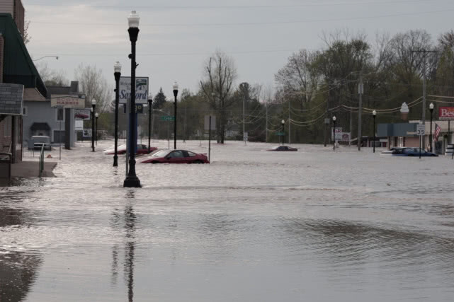 航拍画面十分骇人！百年大坝被洪水无情击溃，