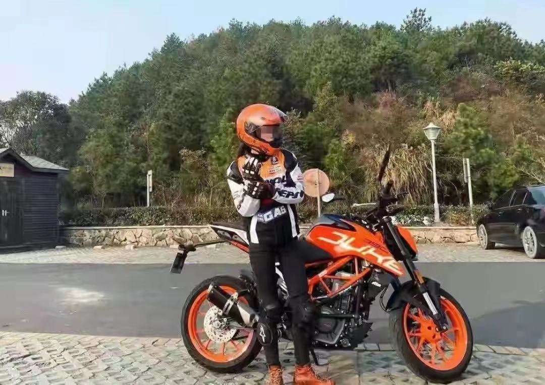 26岁女纹身师骑摩托弯道超车失控头部猛撞护栏身亡现场触目惊心
