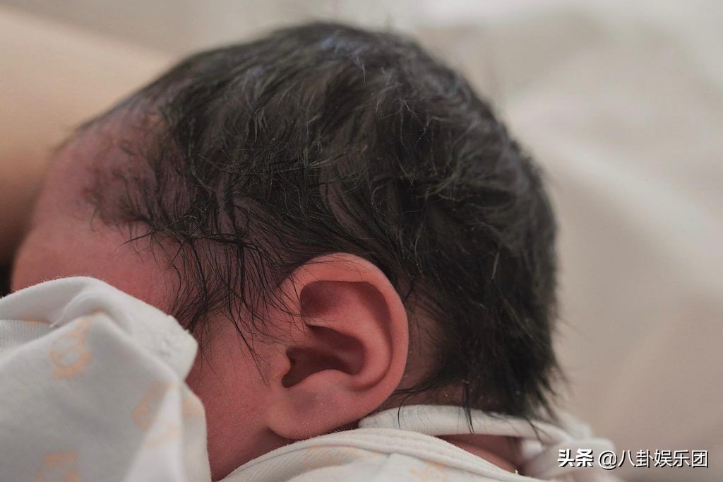 恭喜！周柏豪突然宣布再做爸爸，怀抱宝宝的眼神温柔，画面超温馨