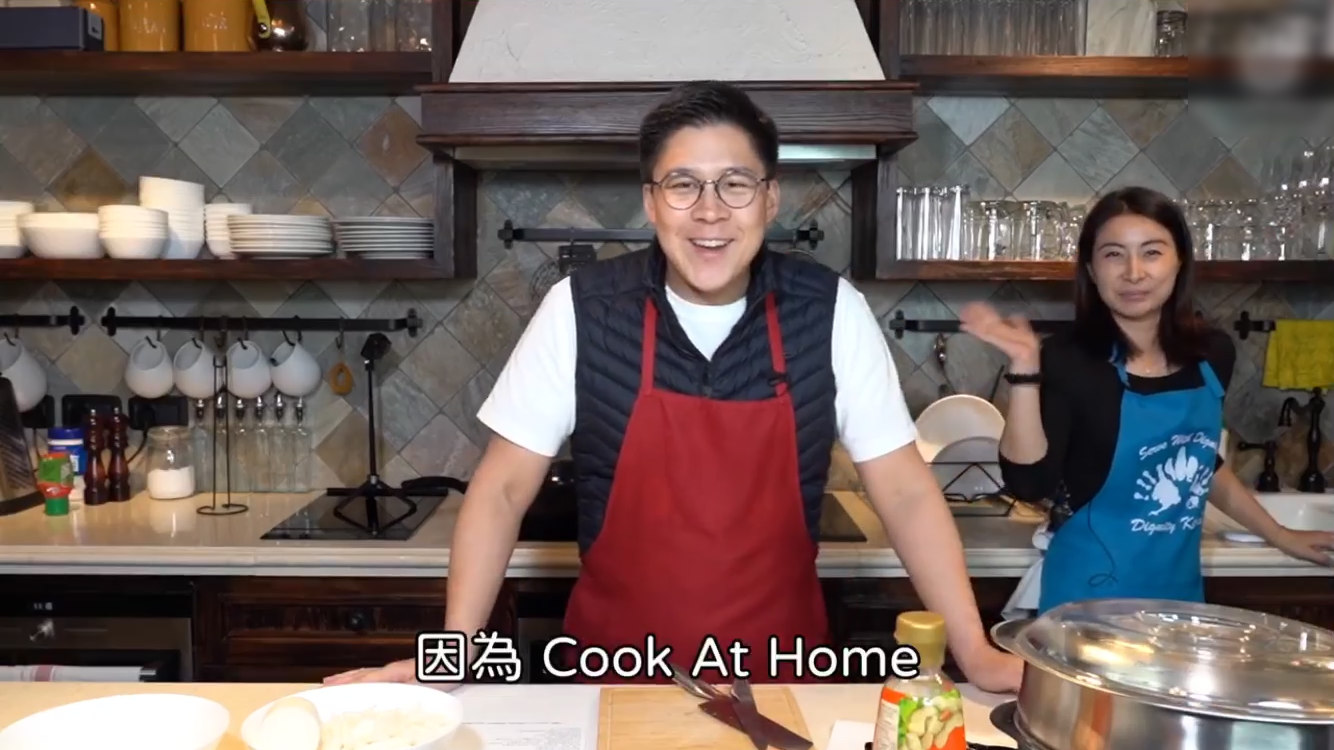 霍啟剛夫婦搭檔做美食，郭晶晶化身小助手，兩人搭配默契盡顯恩愛