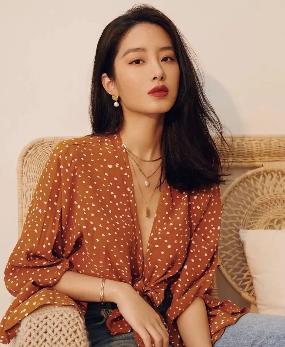 杨采钰个人资料：容颜甜美身材有料，越看越高级！