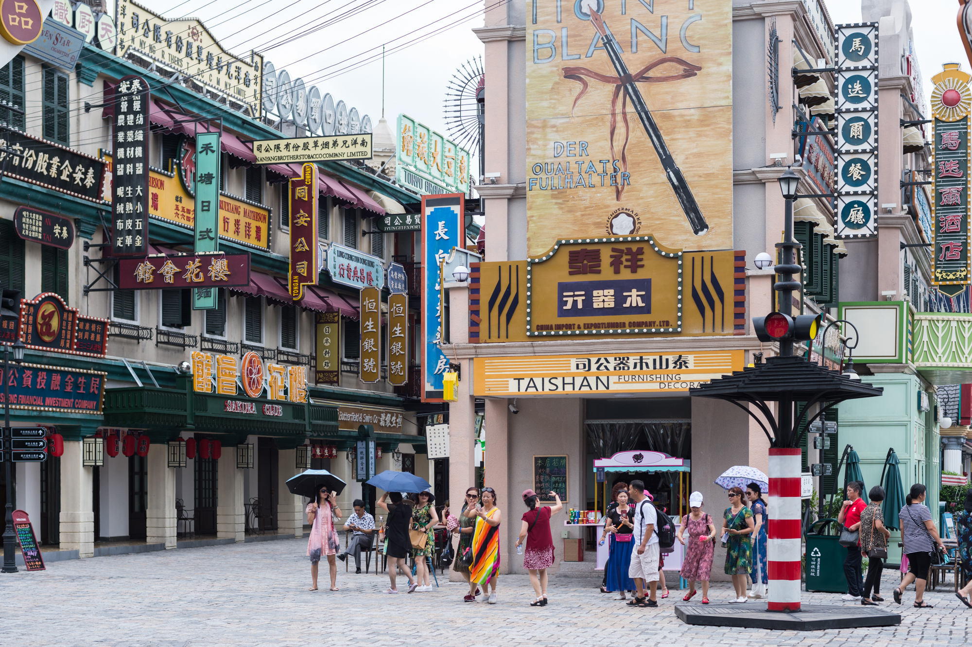 It is the birthplace of Hengdian Film and Television City. It was built for filming the Opium War. Tourists said it seemed to have passed through