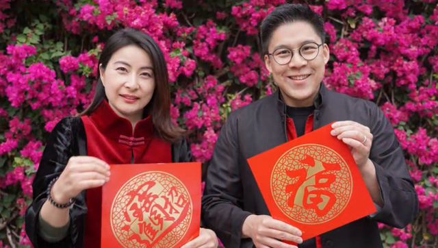 郭晶晶攜夫貼春聯，穿3年前舊衣擋不住高貴氣，三個娃眉眼都像媽