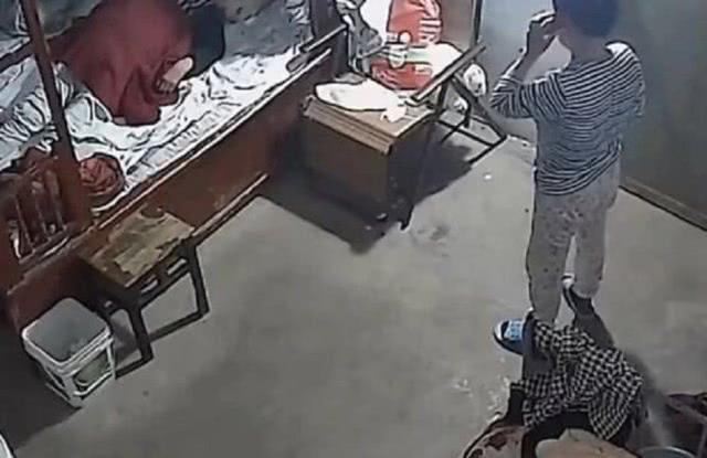 保姆闷死老人后续：女儿下跪道歉，丈夫曝其杀人动机：又有活了