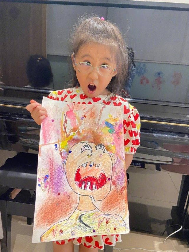 有其母必有其女！贾静雯女儿咘咘写字秒入睡萌翻，戴耳饰侧颜精致