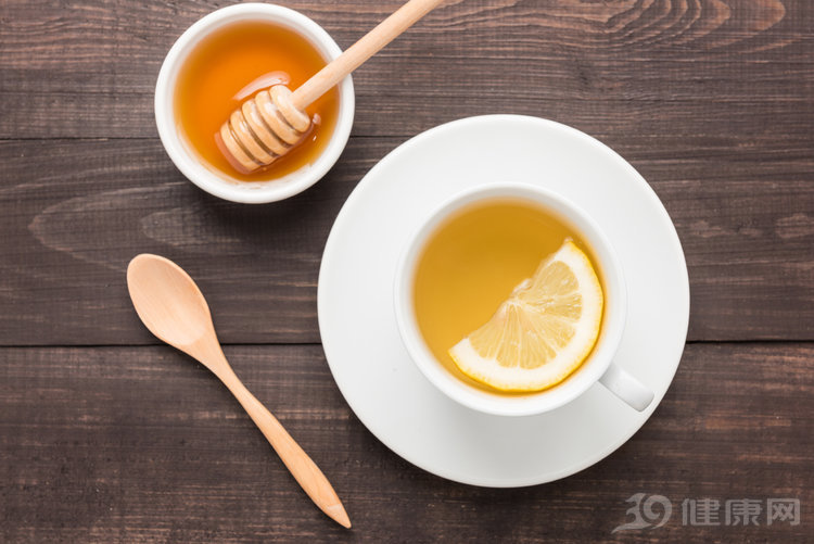 吃什么能快速解酒？医生提醒：茶和蜂蜜都没用，3招才科学有效