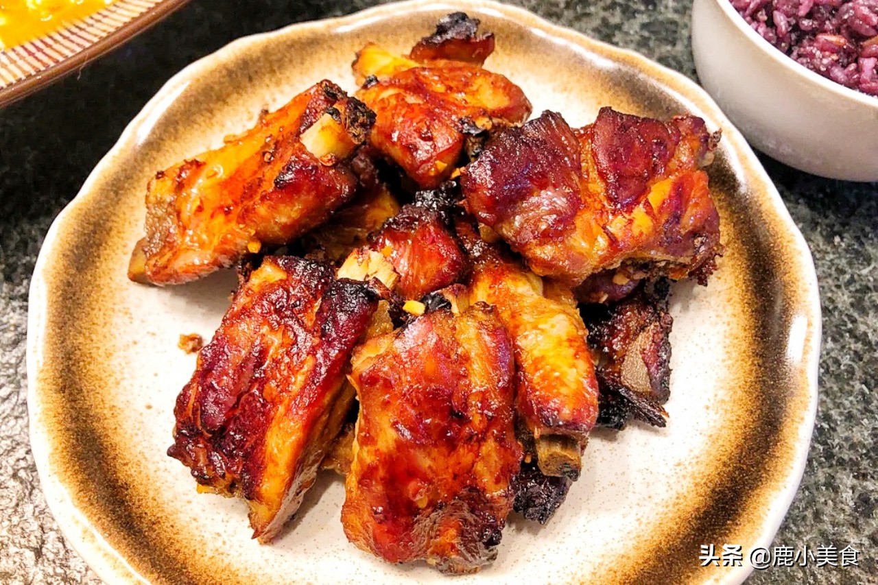 老父亲惯用的蒜香排骨“腌制配方”，外酥里嫩，蒜香十足，真美味