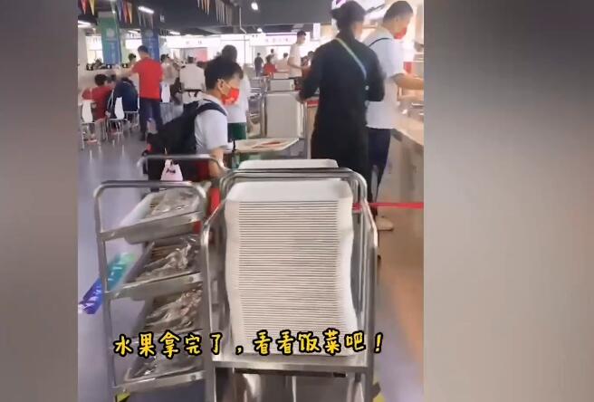 控制饭量了！全红婵吃饭真相曝光：1片西瓜1个苹果+少量菜