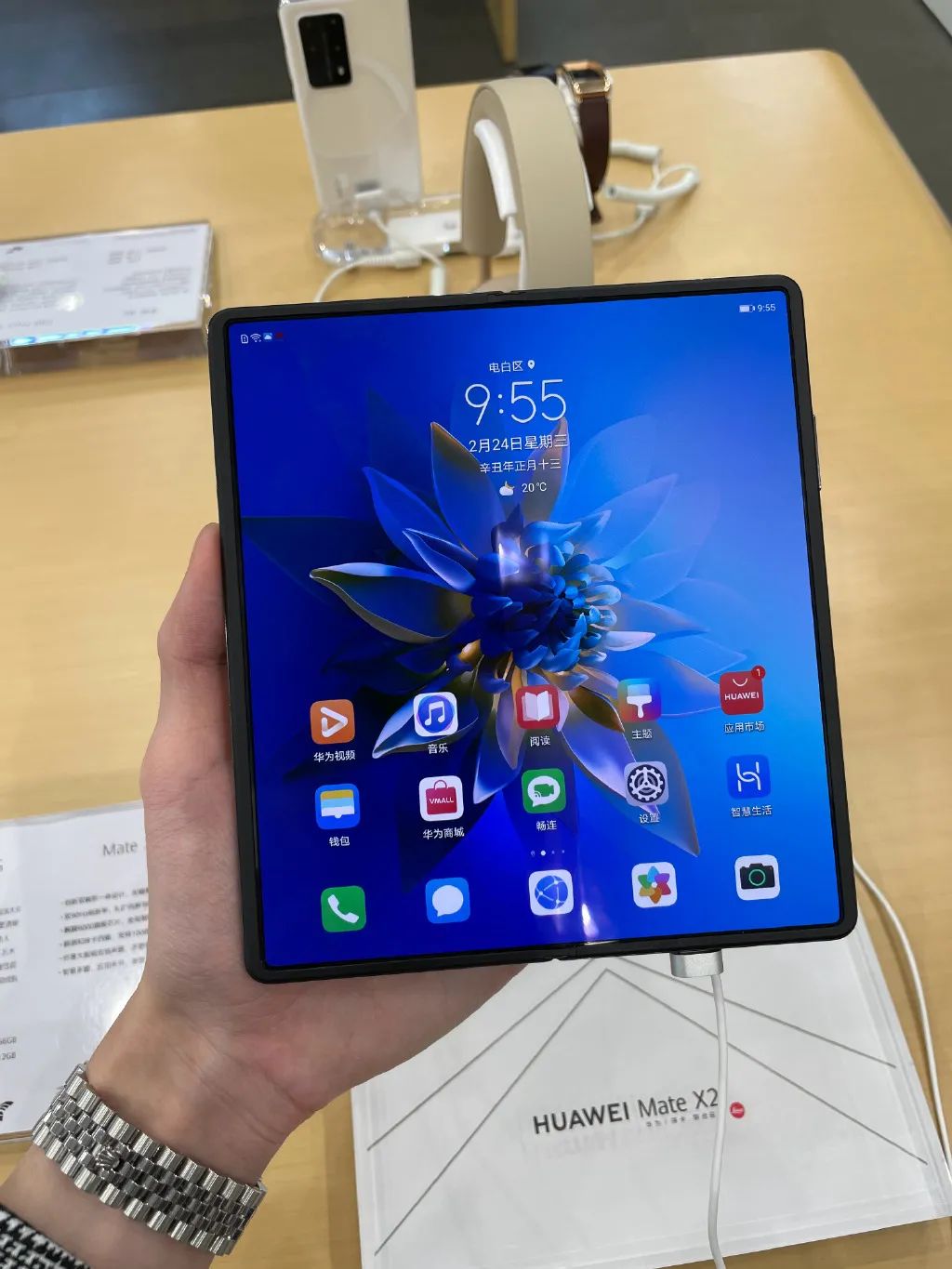 华为手机零件订单缩减60%，只能去养猪、挖矿了