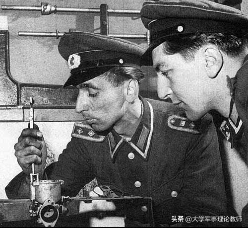 消失了的东德人民军：柏林墙倒后，无处安放的