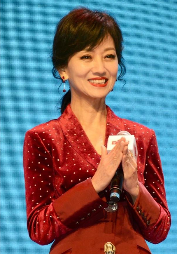 赵雅芝真的老了，66岁了还穿“人鱼裙”，看到腿部太显老态