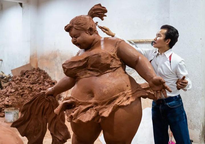 “肥女斗牛”泥稿放大，为西班牙而作