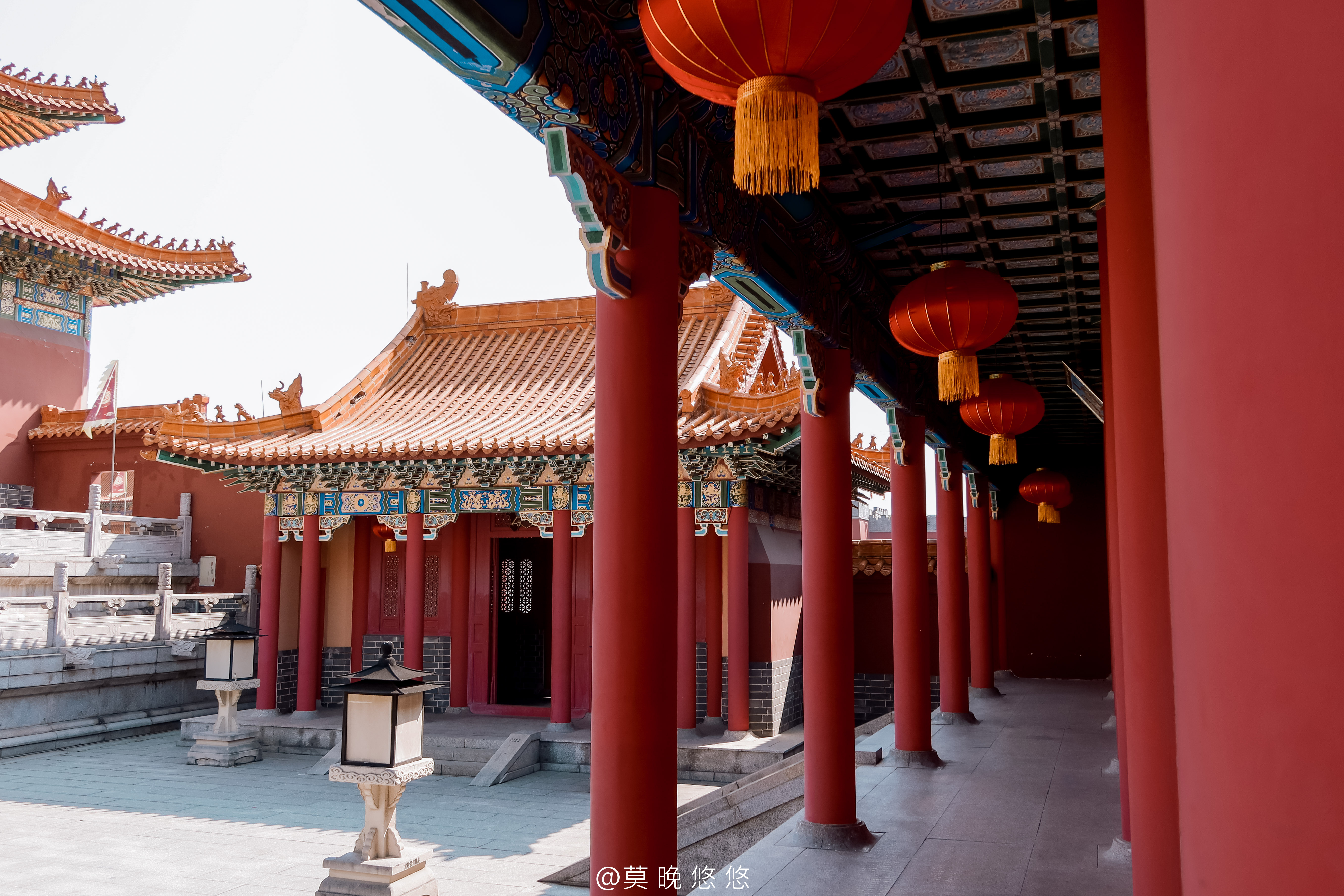 红墙黄瓦在蓝天的映衬之下,显得更加气势恢宏;而玉栏雕栋,龙阙凤簪更