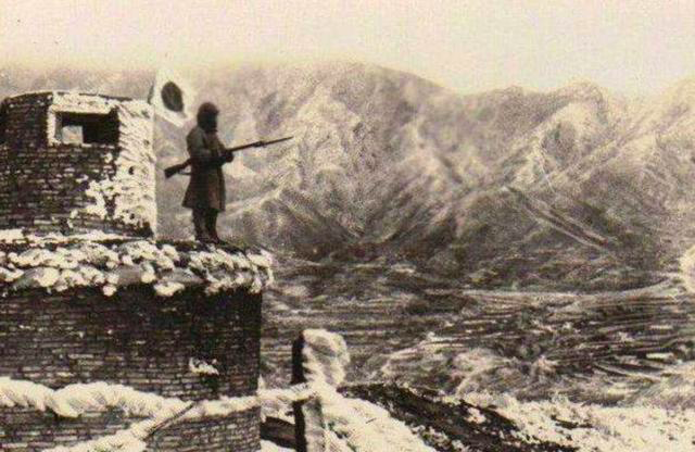 日本人藏在炮楼中，游击队久攻不下；一农民路过说：这还不简单