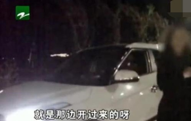 女子开车副驾无人，3个男人挤在后座，民警慧眼识破端倪