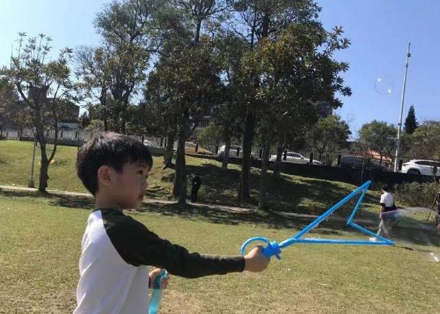 陳若儀帶兒子戶外嬉戲，雙子星越長越不像，一個隨媽一個像爸