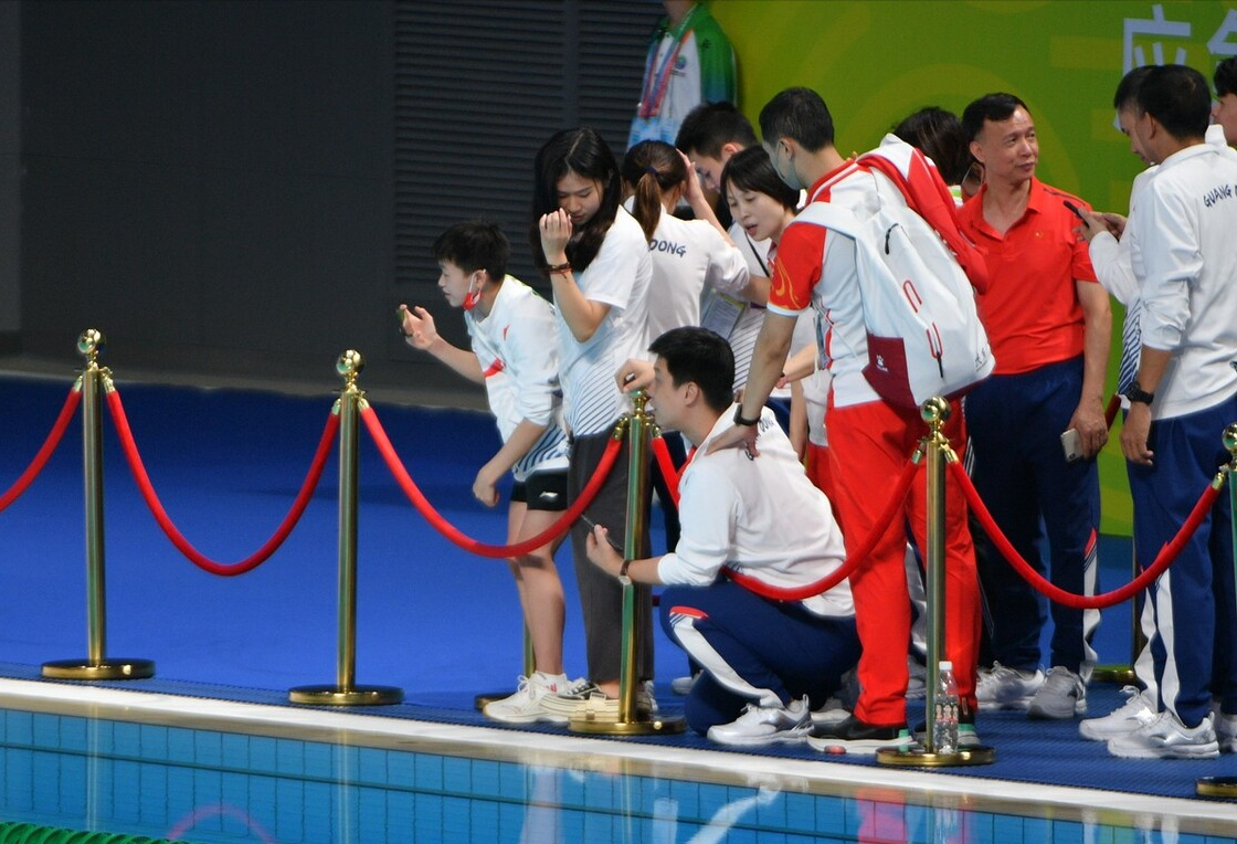 全红婵接受采访！有谁注意她的举动，情商是真的高，小女孩太棒了