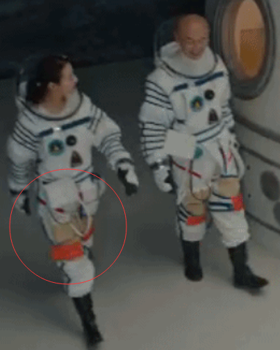 迪丽热巴挑战宇航员造型，走路姿势却成亮点，差点没认出是女明星
