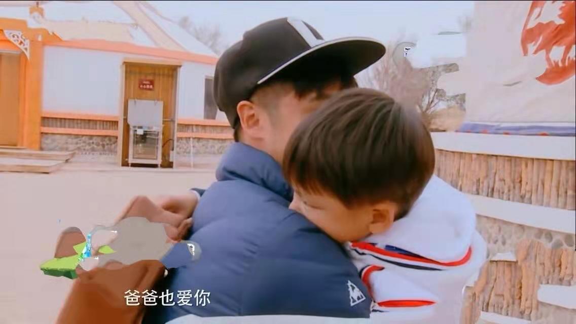 田亮一家四口现身机场，13岁森碟高挑显眼，弟弟身高已到妈妈肩膀
