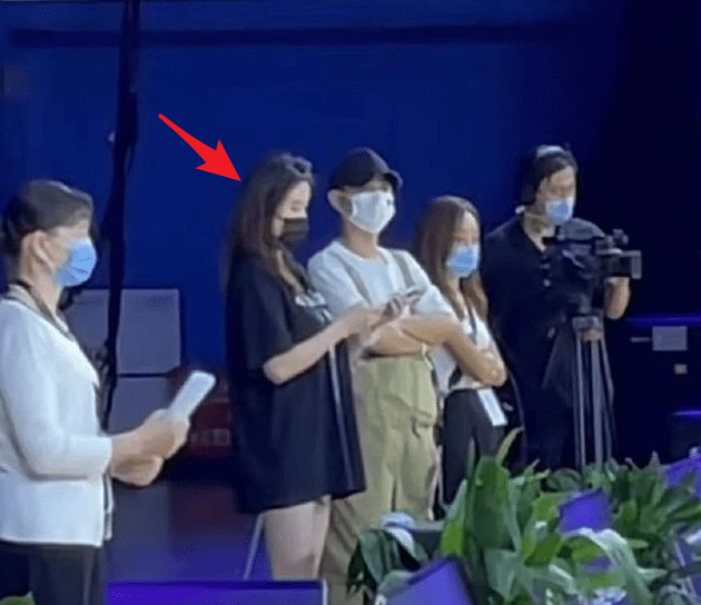 马伊琍文章同时看女儿比赛，文章女友疑现身，颜值身材碾压马伊琍