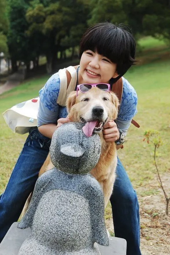 Ella亲自操刀给儿子理发，意外曝光豪宅内景，拥挤但很温馨