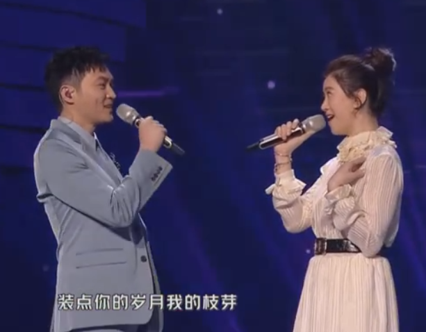 袁咏仪素颜出街买包，张智霖乖乖靠边等！吐槽酒店都要选包店对面