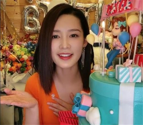李沁工作室撤置顶单身声明，杨洋晒同款照引热议，女方辟谣复合